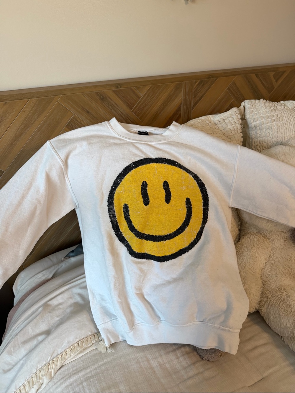 White Smiley Graphic Crewneck Sweatshirt - Unbranded